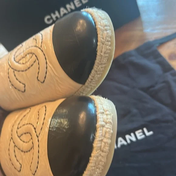 Chanel Black and Beige Mules with CC Design Sz 7 New w defects-store display - Picture 11 of 16